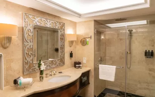 Spacious sea view room with balcony - Bathroom (2)